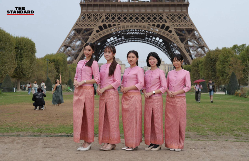 เยาวชนไทย 12 คน สวมชุดไทยพระราชนิยม ถ่ายภาพหน้าหอไอเฟล กรุงปารีส 6