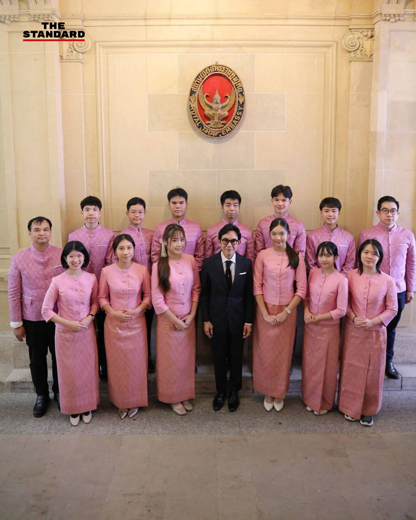 เยาวชนไทย 12 คน สวมชุดไทยพระราชนิยม ถ่ายภาพหน้าหอไอเฟล กรุงปารีส 7