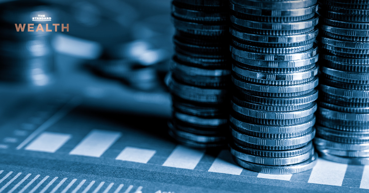 ภาพกองเหรียญทองพร้อมข้อความอธิบายเหตุผลที่หุ้นกู้ไทยดอกเบี้ยต่ำสวนทางบอนด์ยีลด์โลก