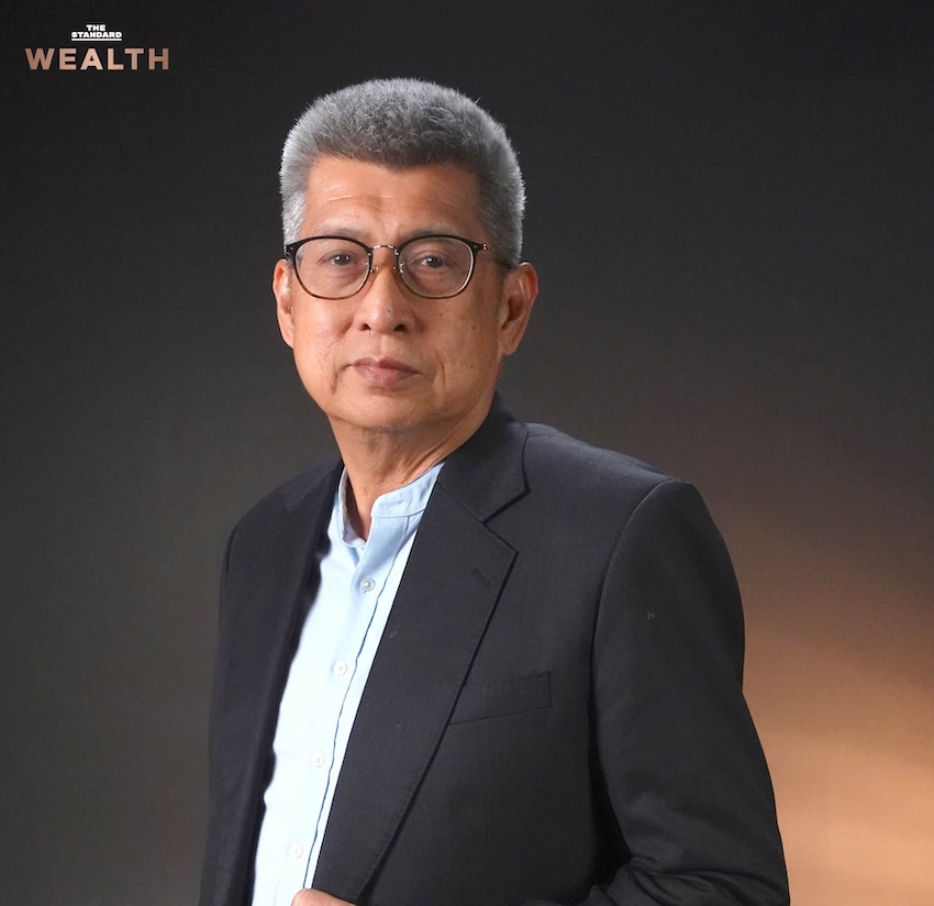ภาพกราฟิกแสดงแนวคิดการจัดเก็บภาษีการเดินทางออกนอกประเทศ 1,000 บาท พร้อมข้อความ 'รัฐได้ แต่ใครเสีย? ชี้ ‘หาเงินง่าย’ ซ้ำเติมท่องเที่ยว' 1