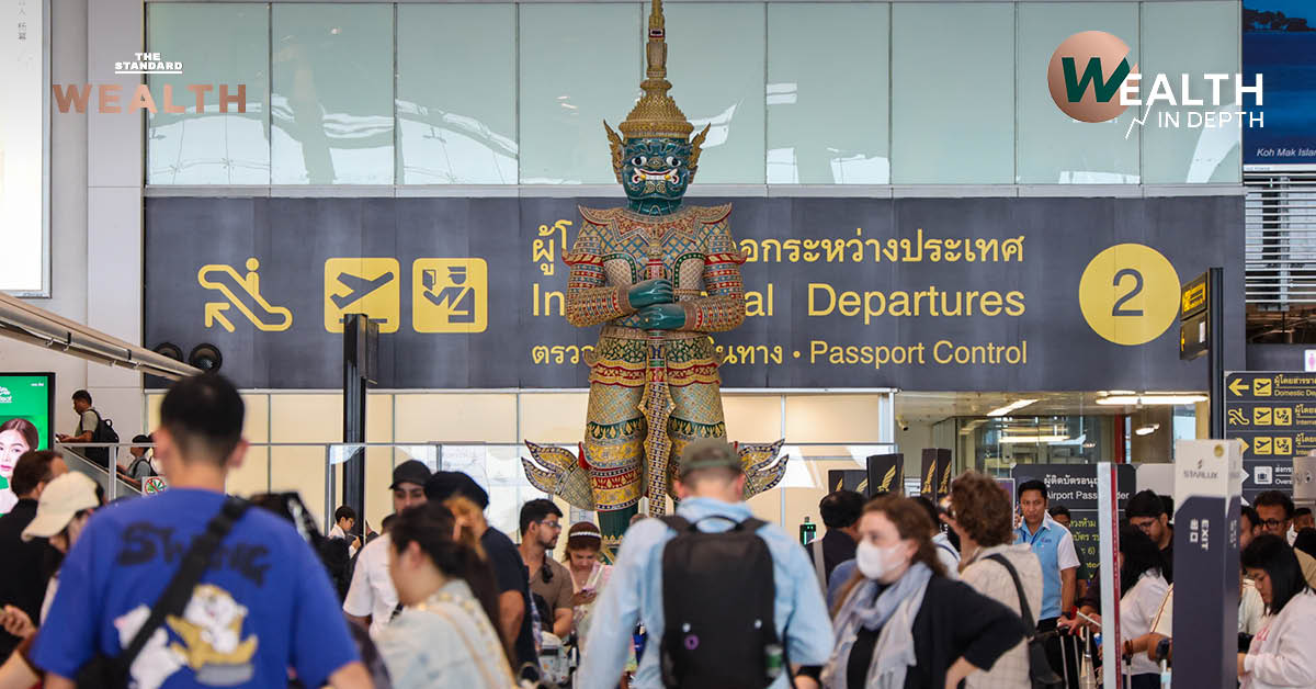 ภาพกราฟิกแสดงแนวคิดการจัดเก็บภาษีการเดินทางออกนอกประเทศ 1,000 บาท พร้อมข้อความ 'รัฐได้ แต่ใครเสีย? ชี้ ‘หาเงินง่าย’ ซ้ำเติมท่องเที่ยว'