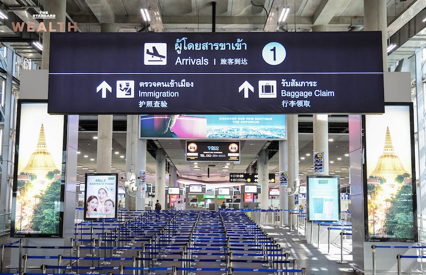 ภาพกราฟิกแสดงแนวคิดการจัดเก็บภาษีการเดินทางออกนอกประเทศ 1,000 บาท พร้อมข้อความ 'รัฐได้ แต่ใครเสีย? ชี้ ‘หาเงินง่าย’ ซ้ำเติมท่องเที่ยว' 4