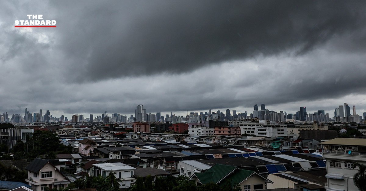 ภาพกราฟิกแสดงแผนที่ประเทศไทยพร้อมสัญลักษณ์เตือนภัยฝนตกหนักและน้ำท่วมฉับพลัน