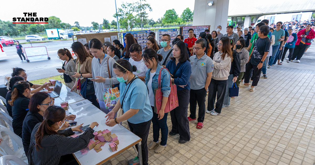 ผู้ประกันตนจำนวนมากต่อคิวรอใช้สิทธิเลือกตั้งบอร์ดประกันสังคมที่ศูนย์ประชุมฯ เชียงใหม่