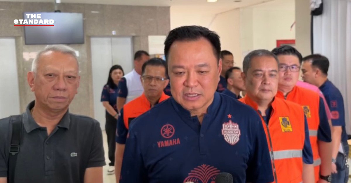 อนุทิน ชาญวีรกูล นายกรัฐมนตรีและรัฐมนตรีว่าการกระทรวงมหาดไทย กำลังให้สัมภาษณ์