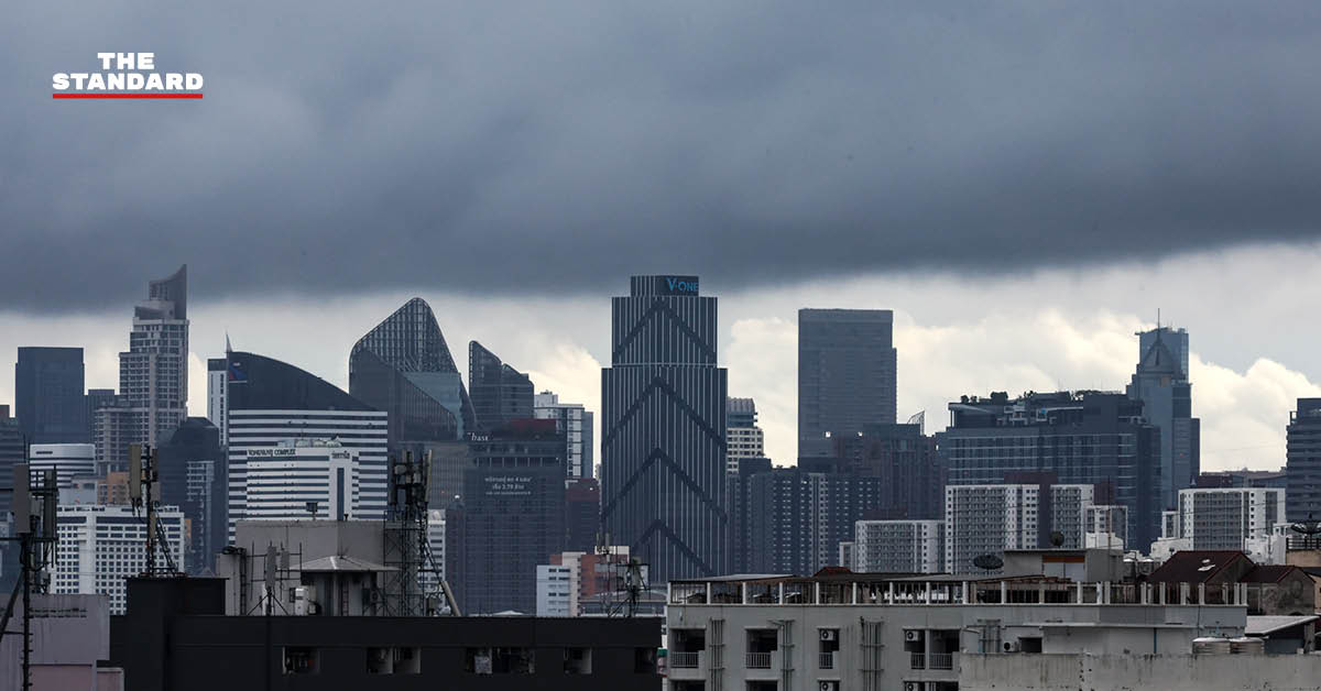 ภาพฝนตกหนักบนท้องถนนในกรุงเทพมหานคร