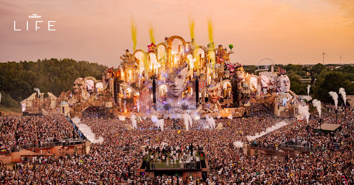ภาพปกงาน Tomorrowland Thailand พร้อมโลโก้และชื่อเชฟดังอย่างเชฟตาม Baan Tepa และเชฟกากัน