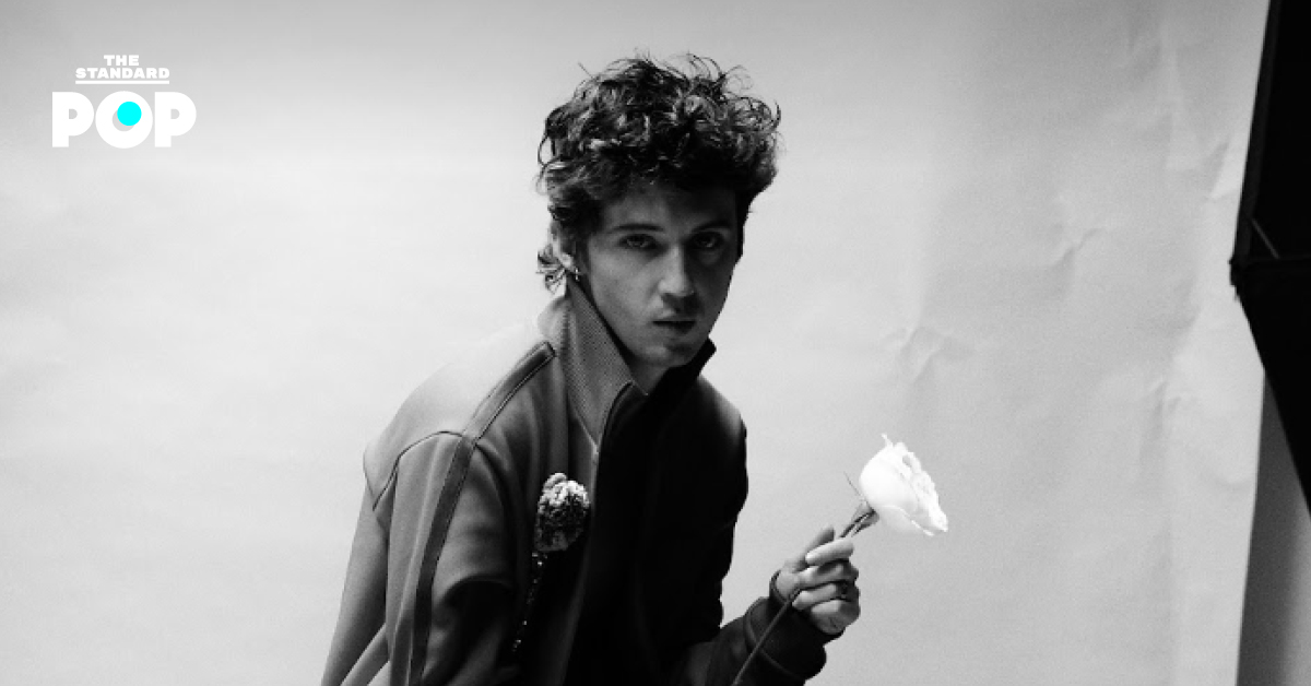 Troye Sivan ในภาพโปรโมตอัลบั้ม She’s the Best