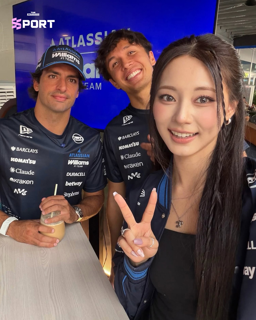 จื่อวี TWICE ถ่ายภาพกับรถแข่งหรือทีมงาน Williams Racing ในแพดด็อก F1 2