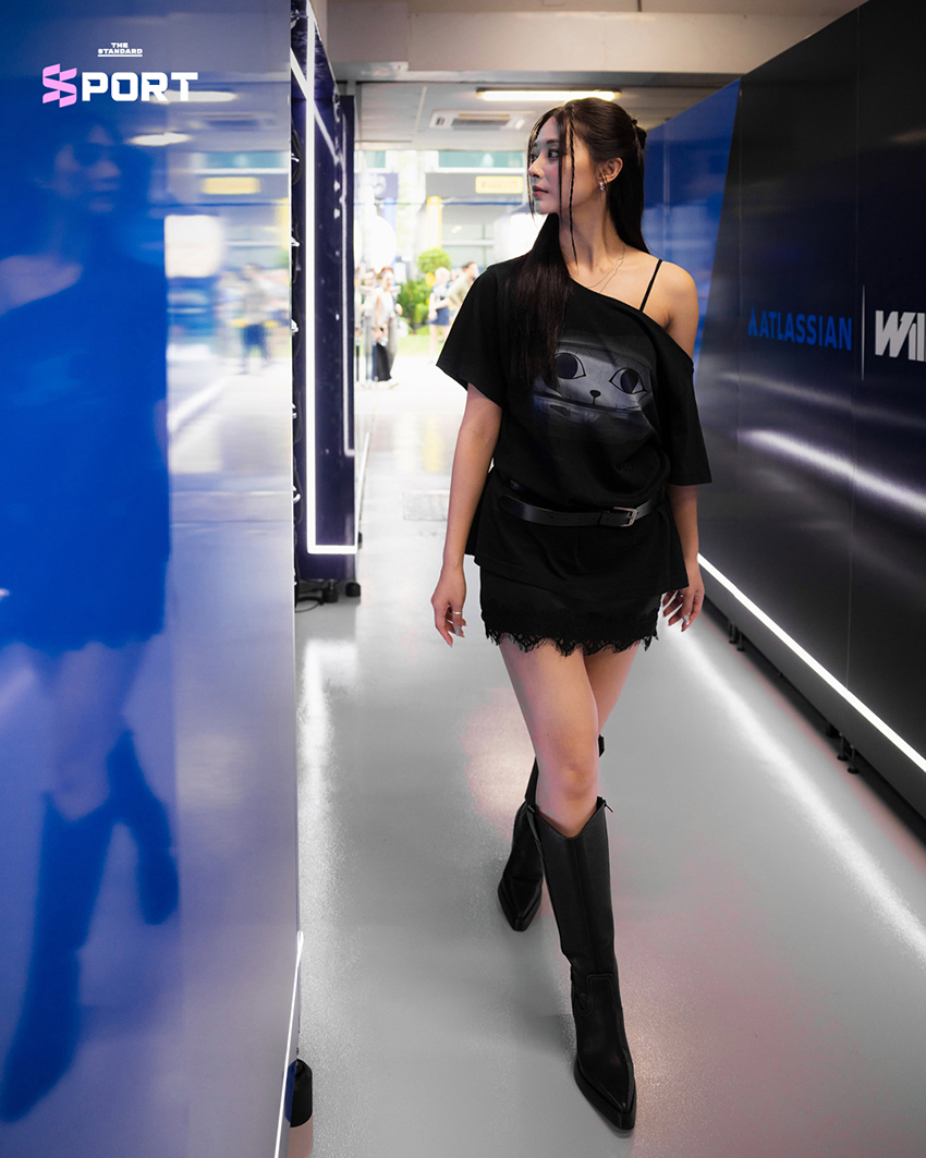 จื่อวี TWICE ถ่ายภาพกับรถแข่งหรือทีมงาน Williams Racing ในแพดด็อก F1 5