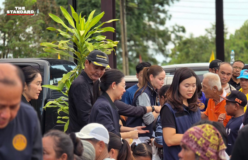 ซาบีดา ไทยเศรษฐ์ และปานัดฌา ไทยเศรษฐ์ ลงพื้นที่ช่วยเหลือผู้ประสบภัยน้ำท่วมที่อุทัยธานี 12