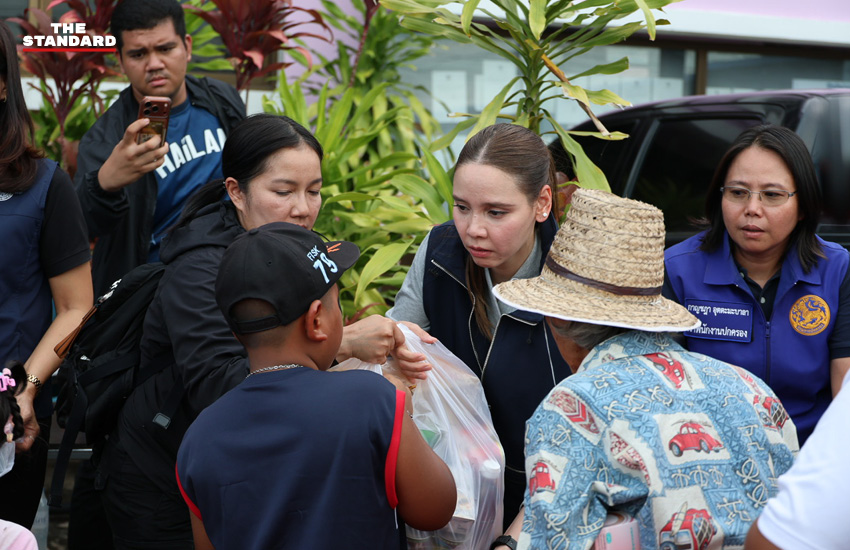 ซาบีดา ไทยเศรษฐ์ และปานัดฌา ไทยเศรษฐ์ ลงพื้นที่ช่วยเหลือผู้ประสบภัยน้ำท่วมที่อุทัยธานี 14
