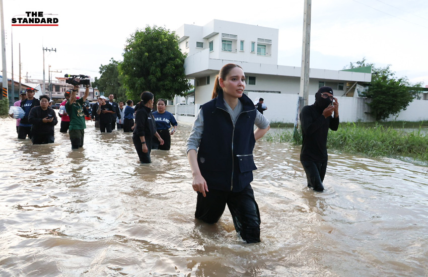 ซาบีดา ไทยเศรษฐ์ และปานัดฌา ไทยเศรษฐ์ ลงพื้นที่ช่วยเหลือผู้ประสบภัยน้ำท่วมที่อุทัยธานี 15