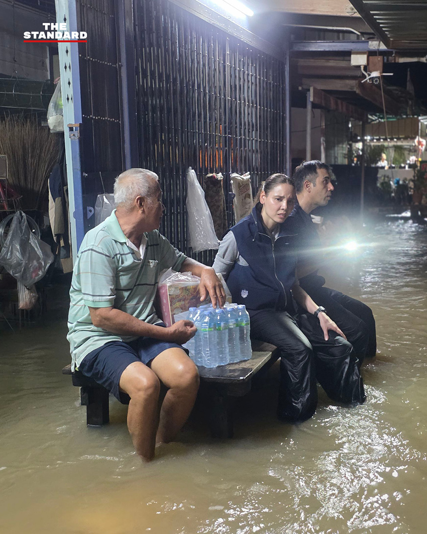 ซาบีดา ไทยเศรษฐ์ และปานัดฌา ไทยเศรษฐ์ ลงพื้นที่ช่วยเหลือผู้ประสบภัยน้ำท่วมที่อุทัยธานี 2