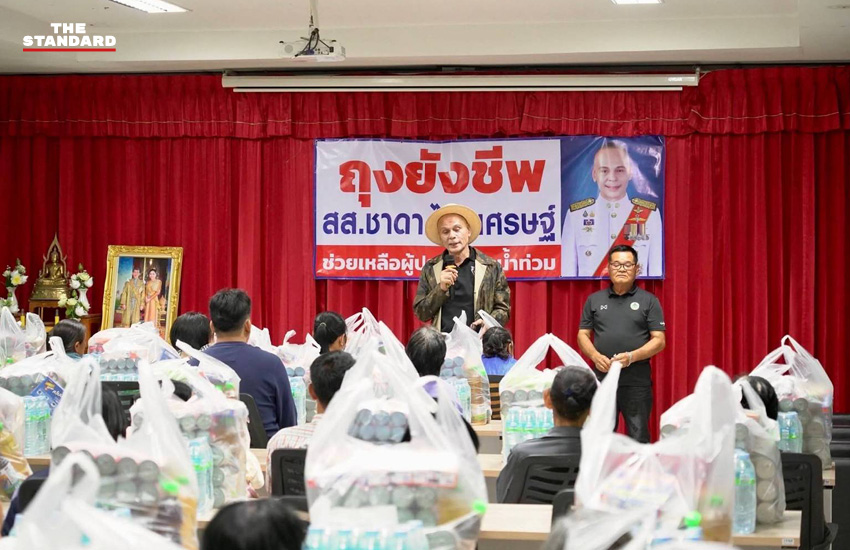 ซาบีดา ไทยเศรษฐ์ และปานัดฌา ไทยเศรษฐ์ ลงพื้นที่ช่วยเหลือผู้ประสบภัยน้ำท่วมที่อุทัยธานี 7