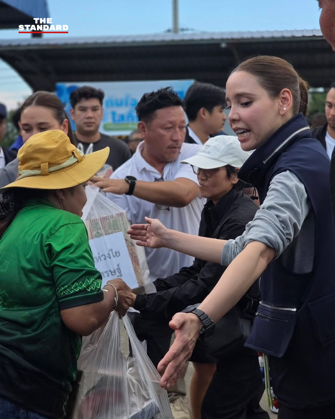 ซาบีดา ไทยเศรษฐ์ และปานัดฌา ไทยเศรษฐ์ ลงพื้นที่ช่วยเหลือผู้ประสบภัยน้ำท่วมที่อุทัยธานี 9