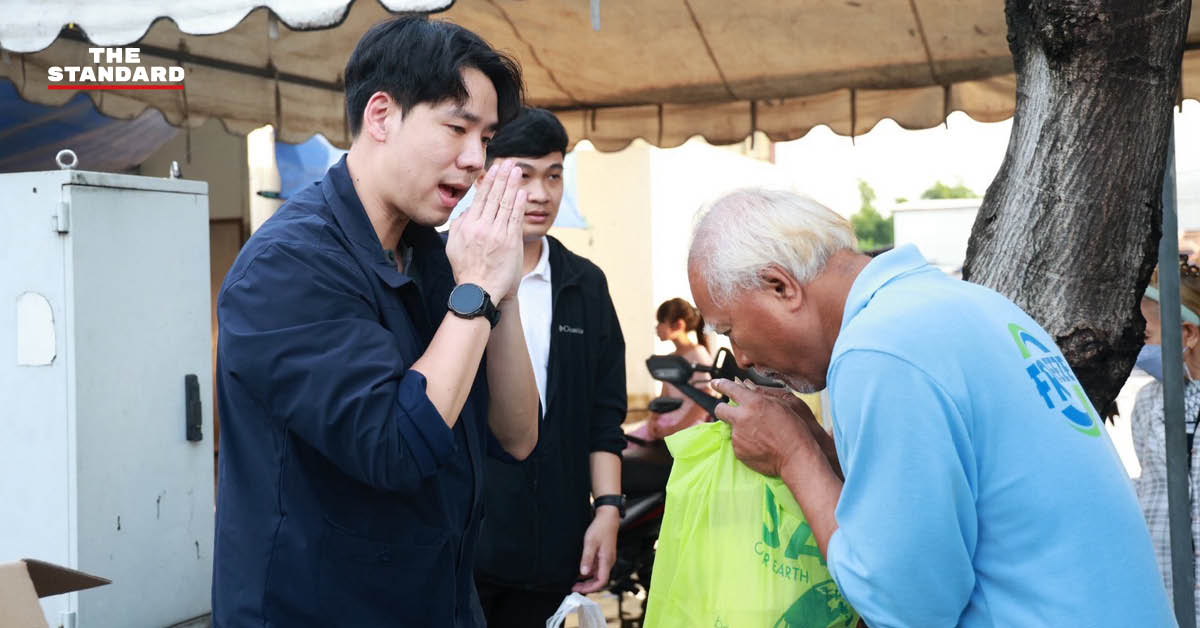 ภาพ สส.วรายุทธ จงอักษร พรรคภูมิใจไทย ลงพื้นที่แจกข้าวกล่องช่วยเหลือผู้ประสบภัยน้ำท่วมในกรุงเทพฯ