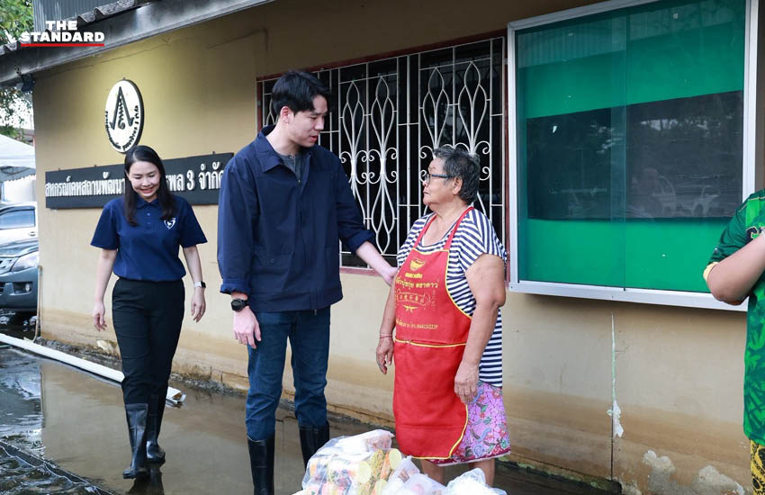 ภาพ สส.วรายุทธ จงอักษร พรรคภูมิใจไทย ลงพื้นที่แจกข้าวกล่องช่วยเหลือผู้ประสบภัยน้ำท่วมในกรุงเทพฯ 2