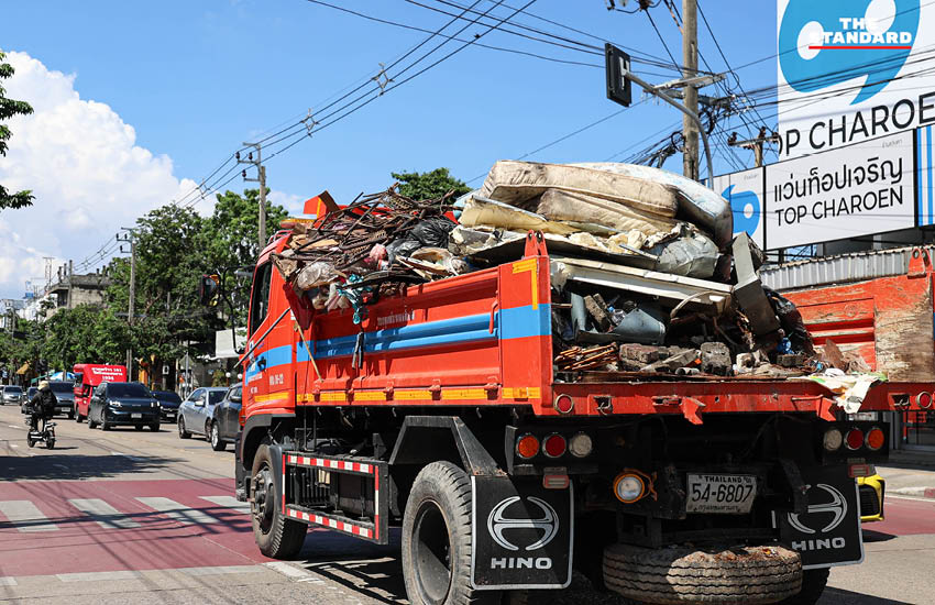 ภาพกองขยะน้ำท่วมจำนวนมากที่วัดบึงทองหลาง ขณะรถบรรทุกกำลังขนย้าย 3