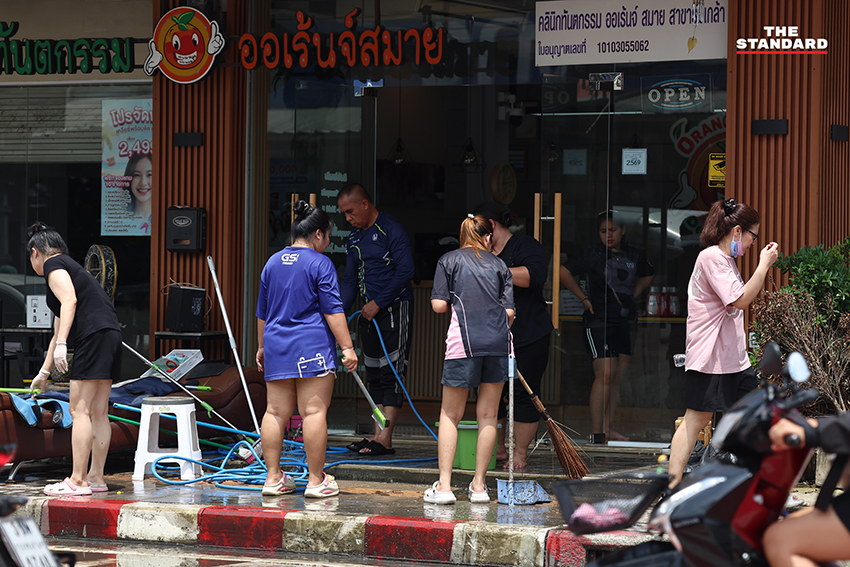 ภาพขยะจำนวนมากตกค้างในพื้นที่เคหะร่มเกล้า หลังน้ำลด ประชาชนเร่งทำความสะอาดบ้านเรือน 11