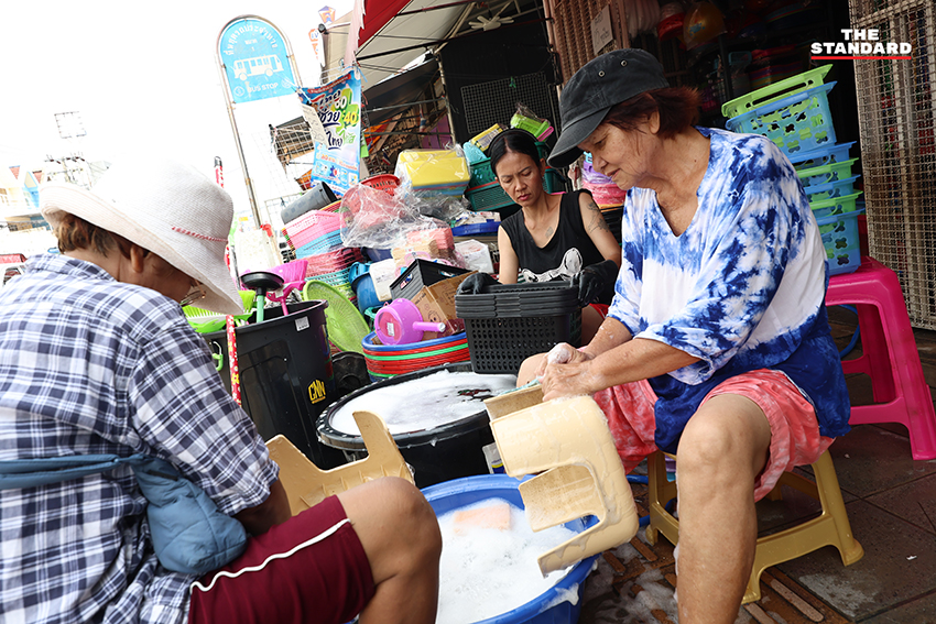 ภาพขยะจำนวนมากตกค้างในพื้นที่เคหะร่มเกล้า หลังน้ำลด ประชาชนเร่งทำความสะอาดบ้านเรือน 8