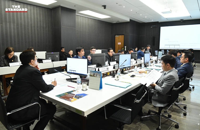 พริษฐ์ วัชรสินธุ สส. พรรคประชาชน แถลงข่าวหลังฝ่ายค้านวอล์กเอาต์จากการประชุมวิป 3 ฝ่าย 4