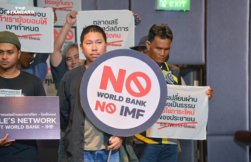 ภาพประชาชนรวมตัวตั้งคำถามถึงธนาคารโลกและไอเอ็มเอฟเรื่องต้นทุนการพัฒนา 4
