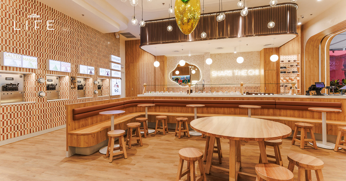บรรยากาศร้าน Yo-Chi โฟรเซ่นโยเกิร์ต สาขา centralwOrld พร้อมบาร์ท็อปปิ้งและลูกบอลดิสโก้มะม่วง