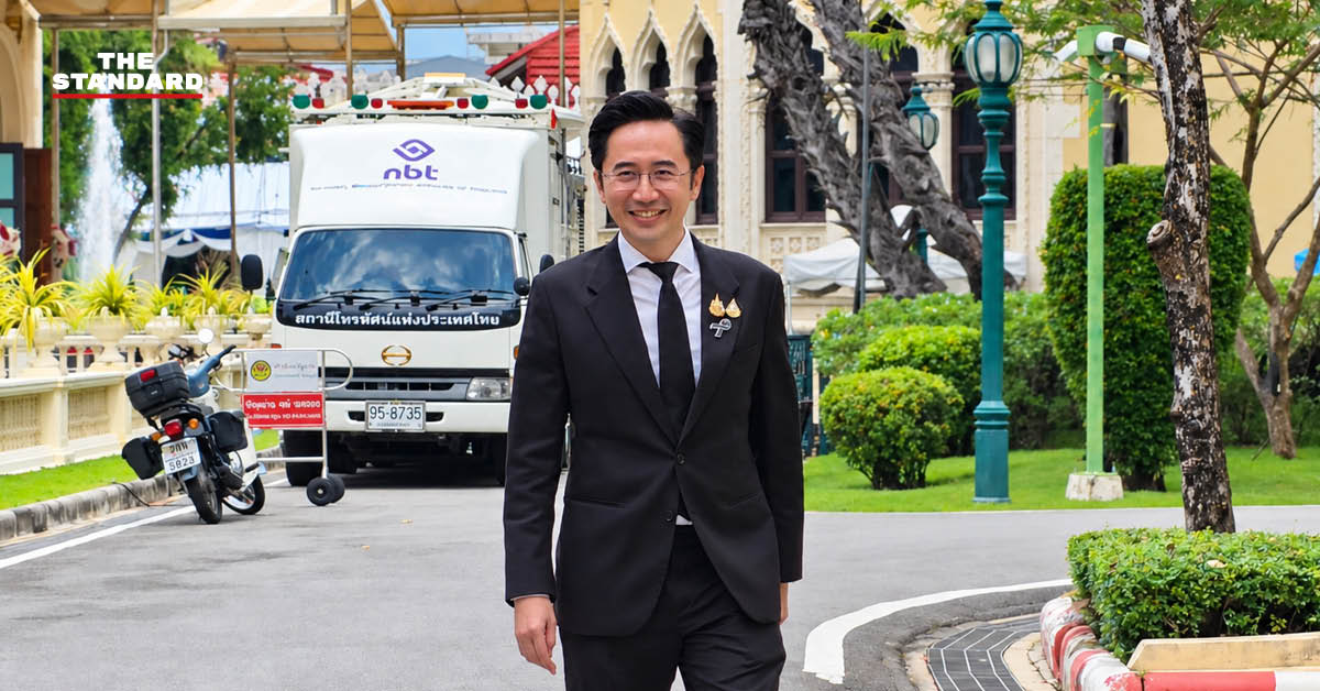 ยศชนัน วงศ์สวัสดิ์ รองนายกรัฐมนตรี ให้สัมภาษณ์สื่อมวลชน