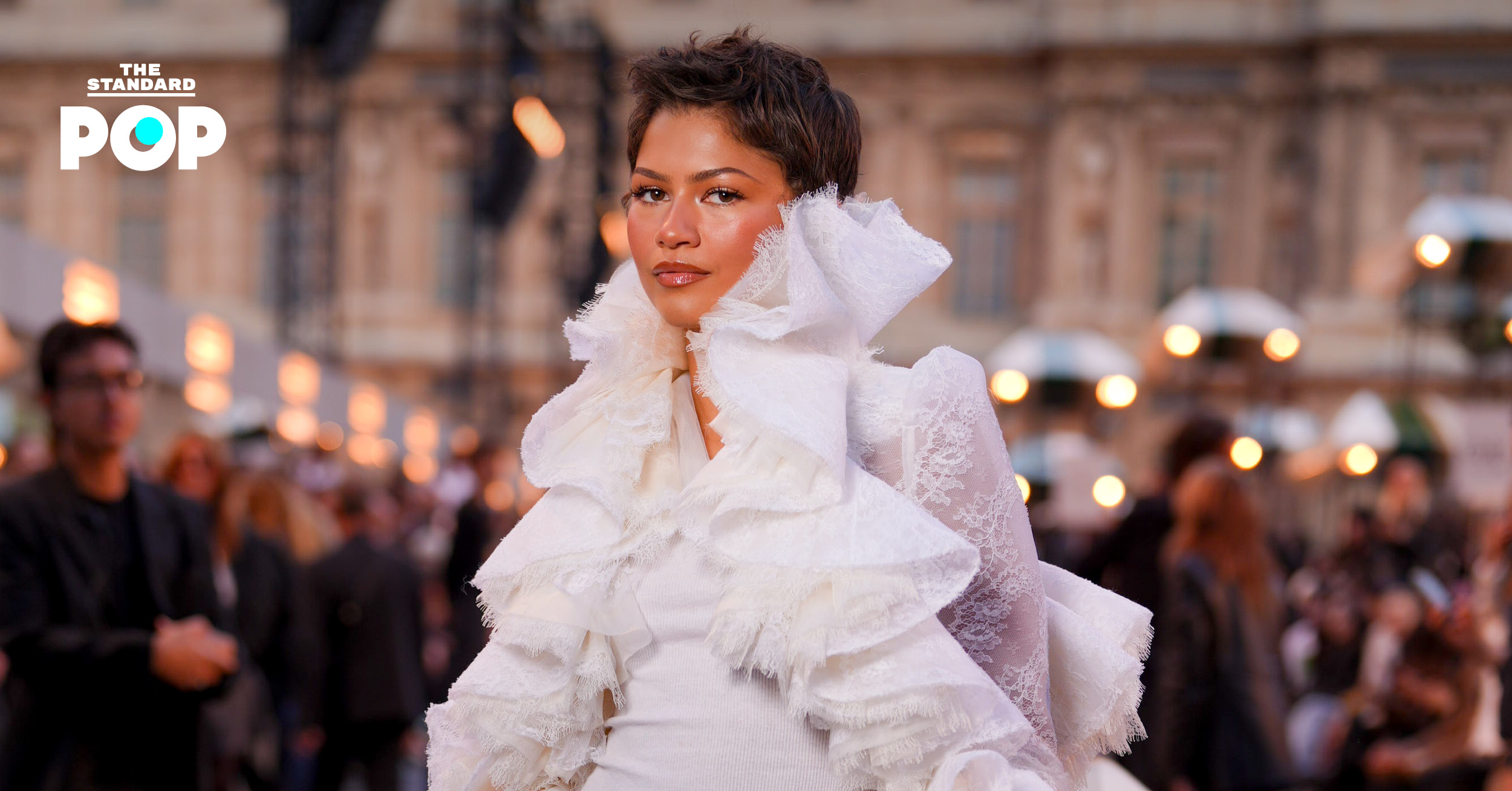 Zendaya ในชุดแจ็กเกตลูกไม้สีขาว Louis Vuitton ที่งานแฟชั่นโชว์ Louis Vuitton Spring/Summer 2027